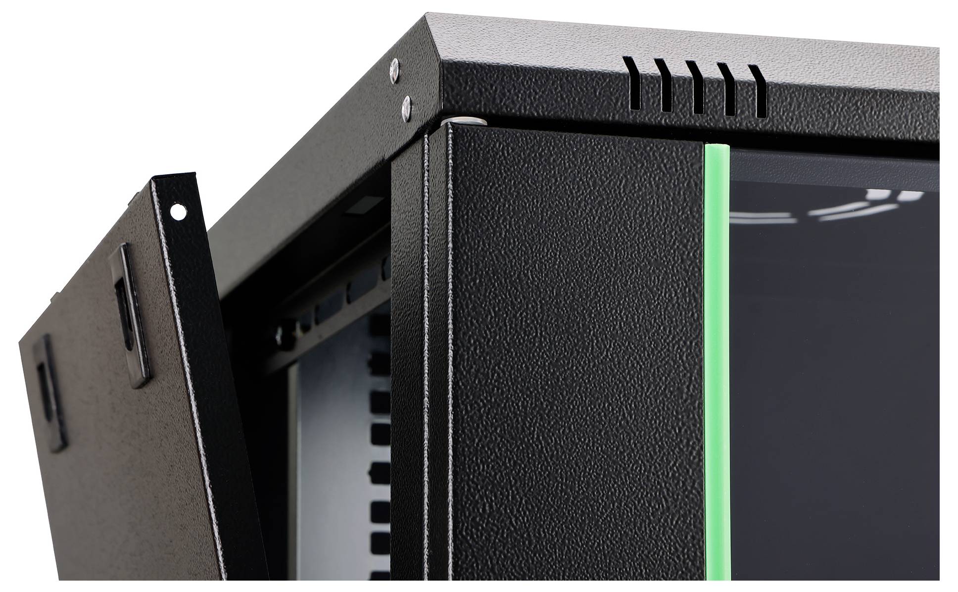 Zbliżenie na narożnik czarnej szafy serwerowej z lekko uchylonymi drzwiami wentylowanego panelu, prezentujące teksturowaną powierzchnię i zielone światło.