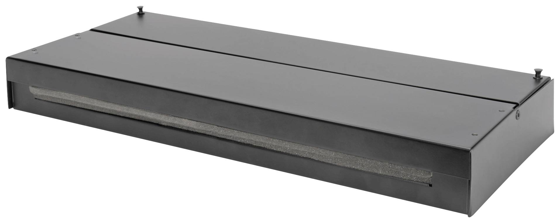 Czarny, prostokątny metalowy korpus z wąskim otworem z przodu. Jest zamknięty i ma gładką powierzchnię.