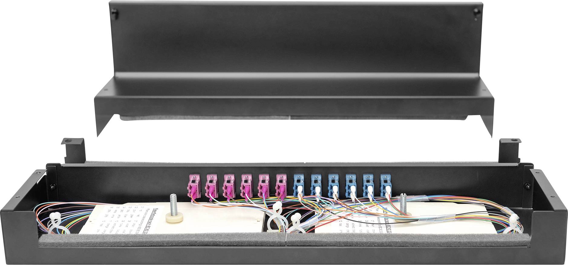Otwarty czarny osprzęt z wieloma kolorowymi portami i kablami, używany do organizacji połączeń sieciowych.