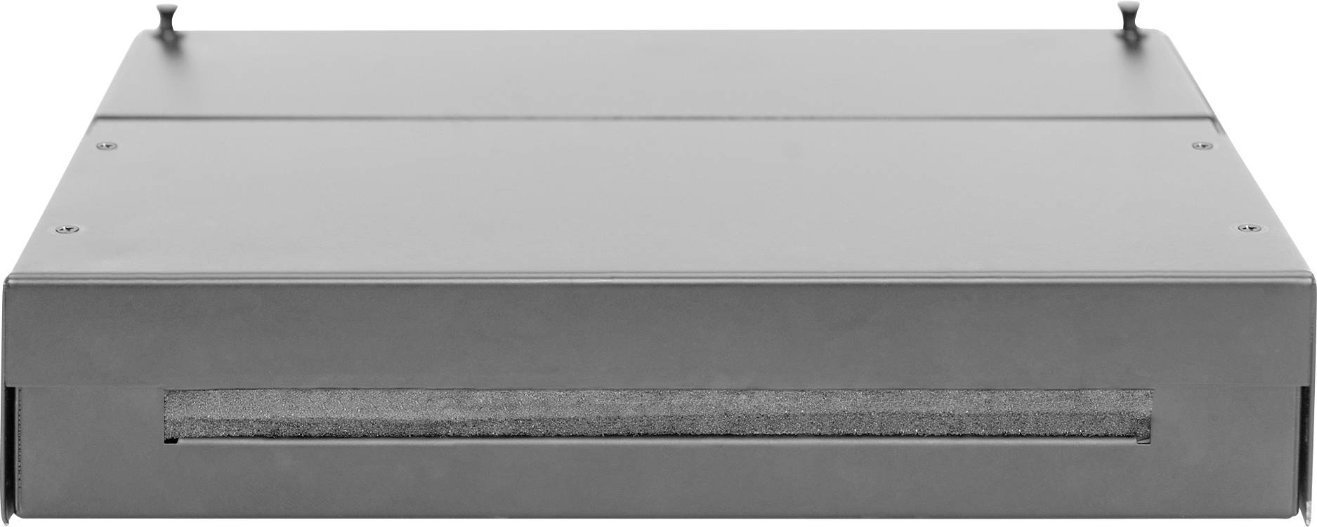 Szara metalowa skrzynka z wąskim otworem z przodu. Na górze widoczne są dwa małe bolce.