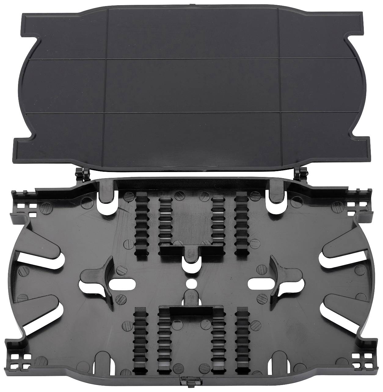 Czarna plastikowa osłona zamocowana od góry i od dołu, wyposażona w liczne zatrzaski i rowki mocujące.