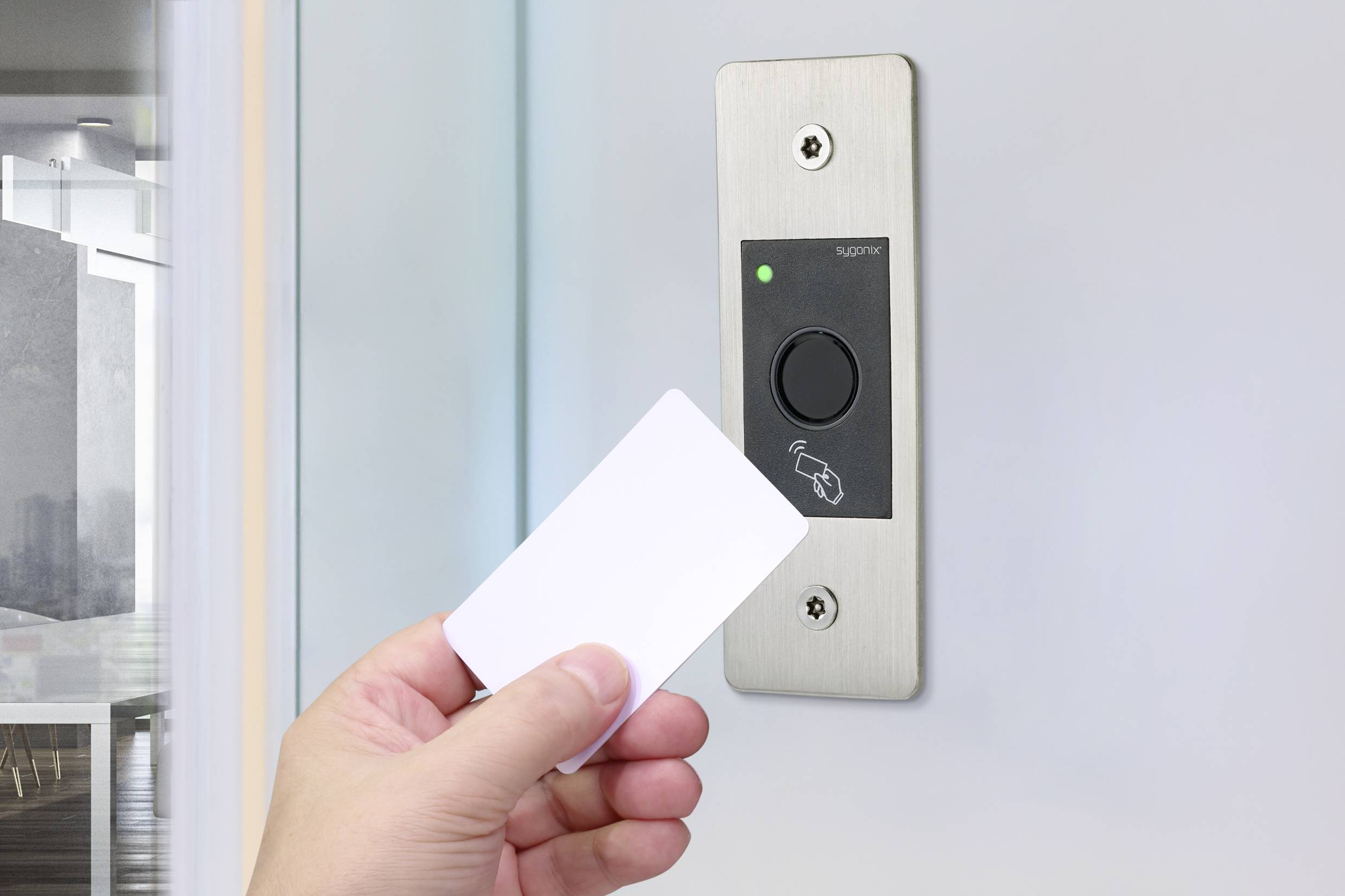 Jedna ręka przykłada kartę do systemu kontroli dostępu na ścianie. Zielone światło sygnalizuje pomyślną autoryzację.