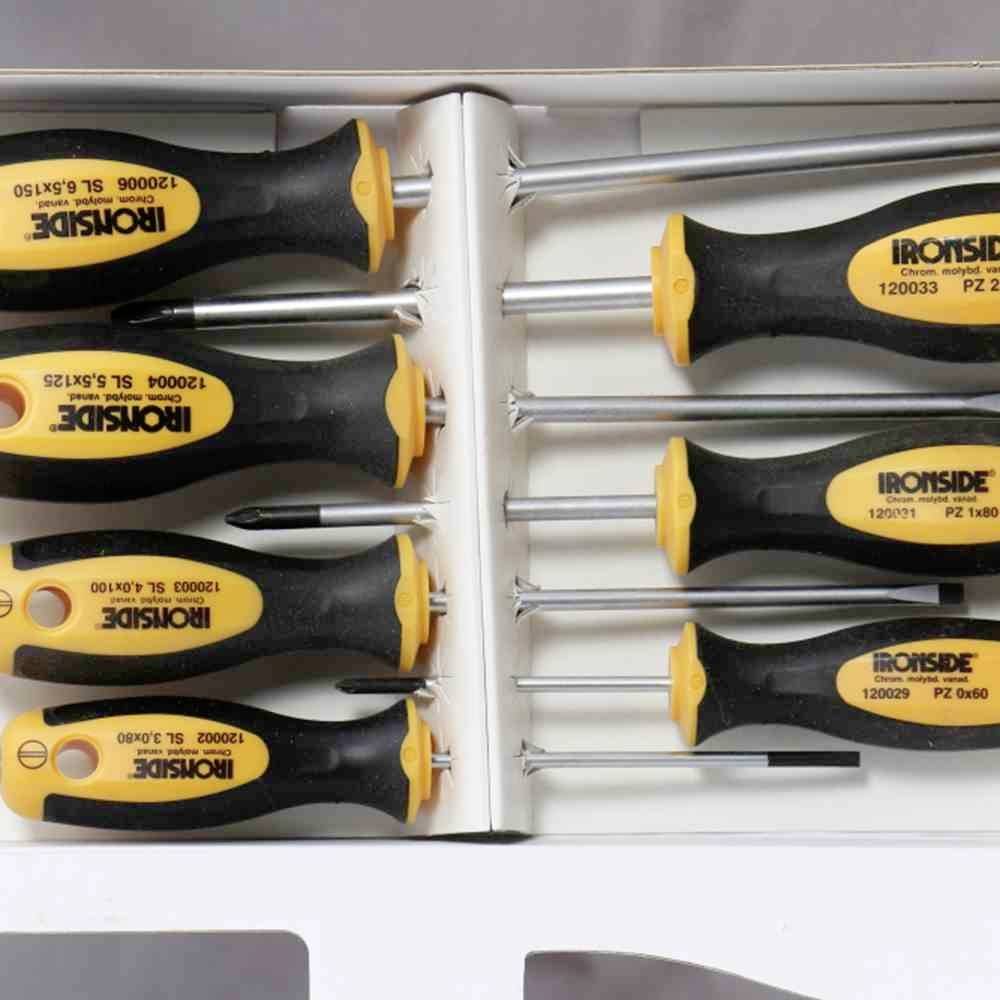 Sześcioczęściowy zestaw wkrętaków, ułożony w opakowaniu. Uchwyty są czarno-żółte i oznaczone marką 'Ironside'.
