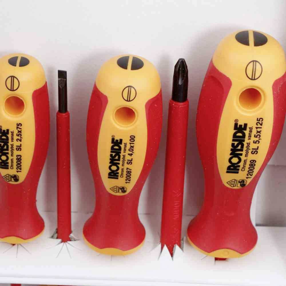 Cztery wkrętaki o różnych rozmiarach, ustawione pionowo. Dwa wkrętaki płaskie i dwa wkrętaki krzyżowe.