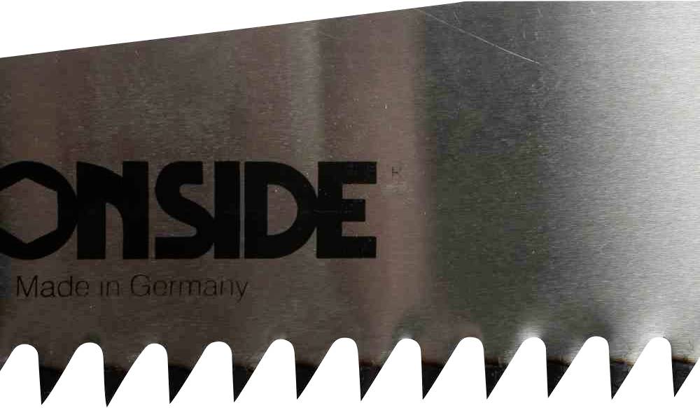 Zbliżenie ostrza piły z napisem 'Made in Germany'. Ostrze ma ząbkowane krawędzie, które wskazują na obróbkę drewna lub metalu.