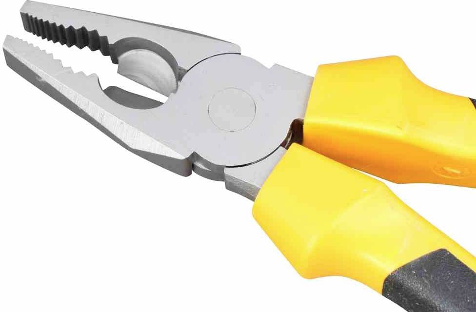 Żółte szczypce kombinowane z ząbkowanymi szczękami, przeznaczone do chwytania i cięcia, leżą na białym tle.