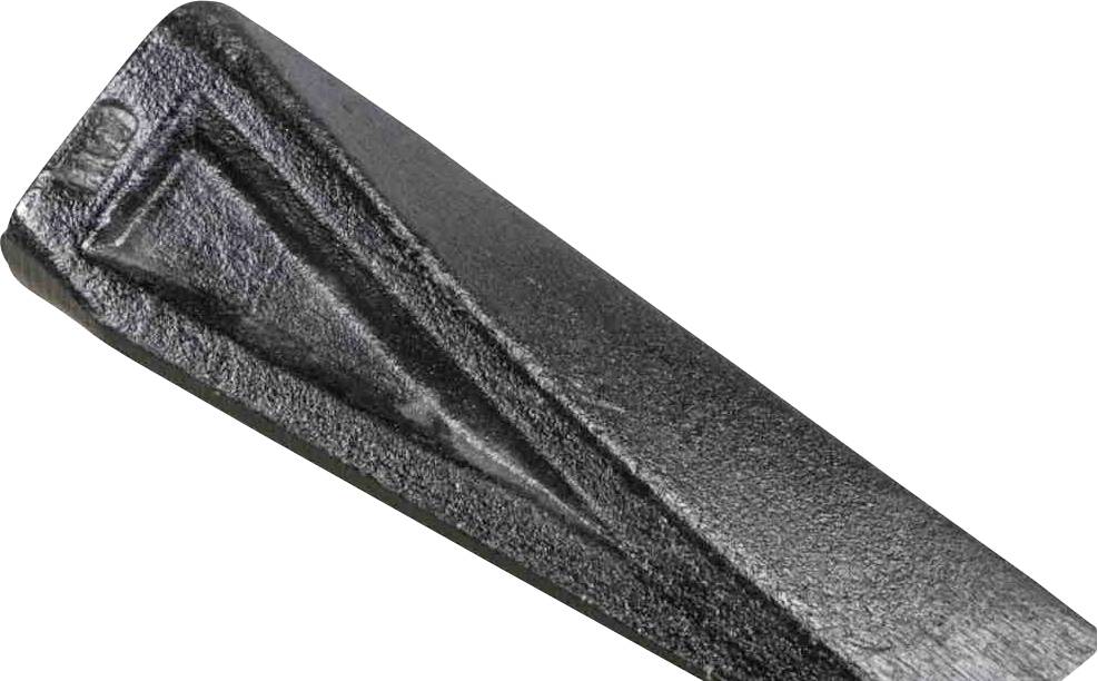 Czarny metalowy klin o ostrej krawędzi, używany do rozłupywania drewna lub innych materiałów.