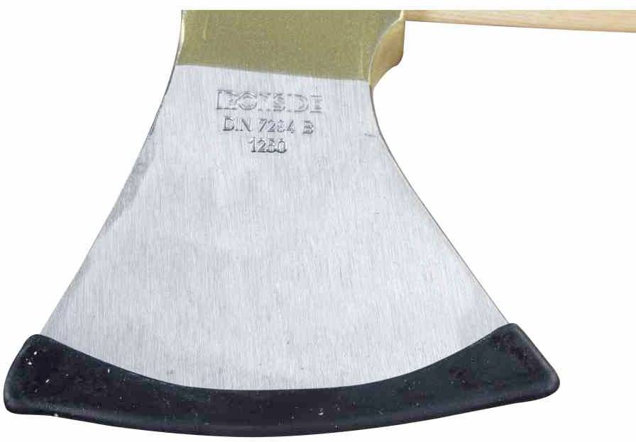 Siekiera z drewnianą rękojeścią i metalowym ostrzem, sfotografowana z boku, ma widoczny napis 'D.N. 7284 B 1250'.