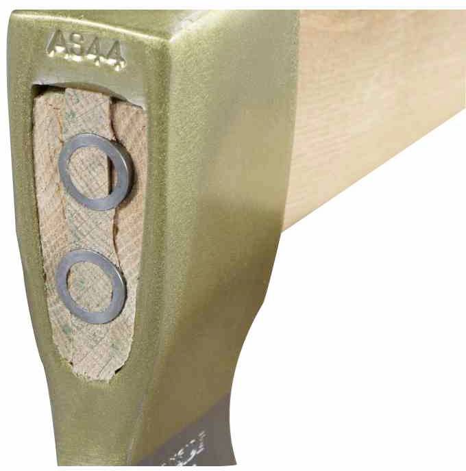 Rękojeść siekiery z dwoma czarnymi pierścieniami gumowymi w metalowej głowicy. U góry wygrawerowane jest 'ASA'.