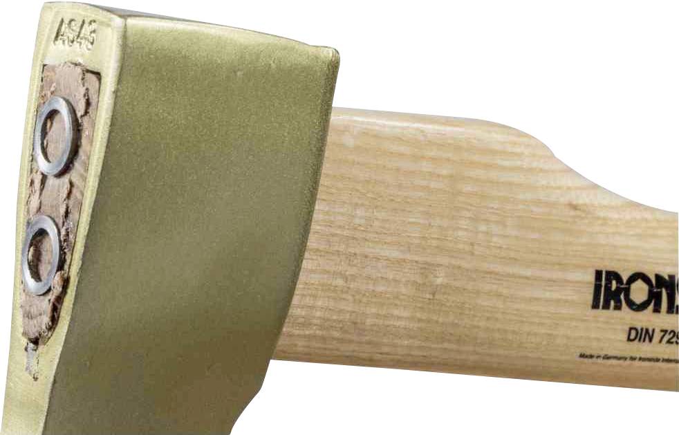 Siekiera z drewnianą rękojeścią i złotą głowicą, oznaczona normą DIN 7294 oraz napisem "Iron".