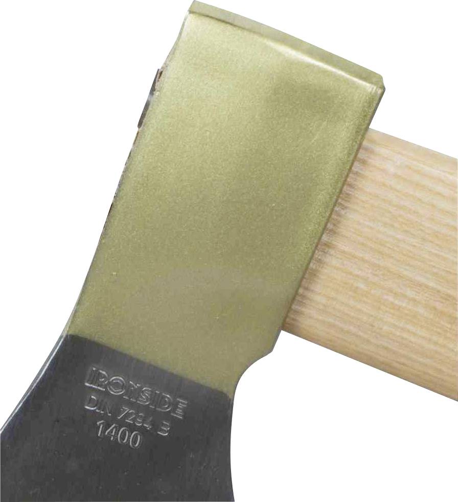 Zbliżenie metalowej głowicy siekiery z drewnianą rękojeścią. Na głowicy widnieje tłoczony napis 'RO-SID D.N. 726388 1400'.