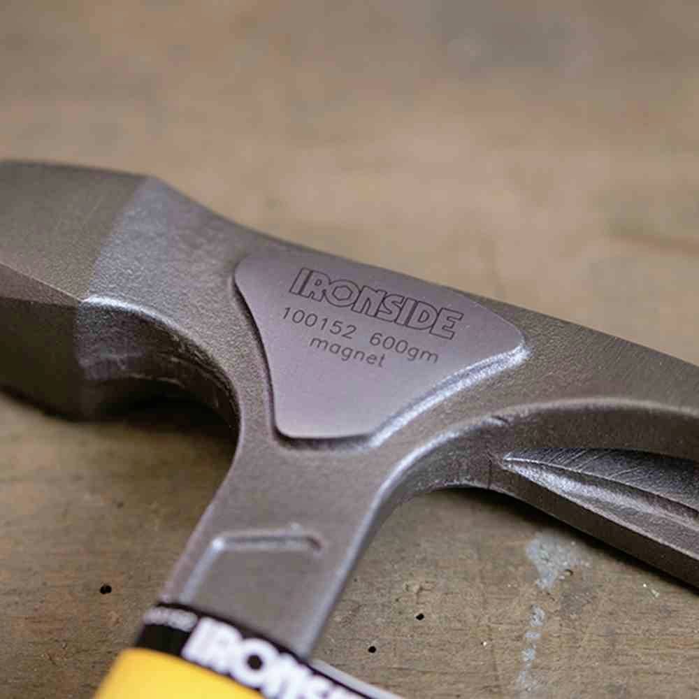 Ciężki młot z napisem 'IRONSIDE 100152 600g Magnet' na drewnianej powierzchni.