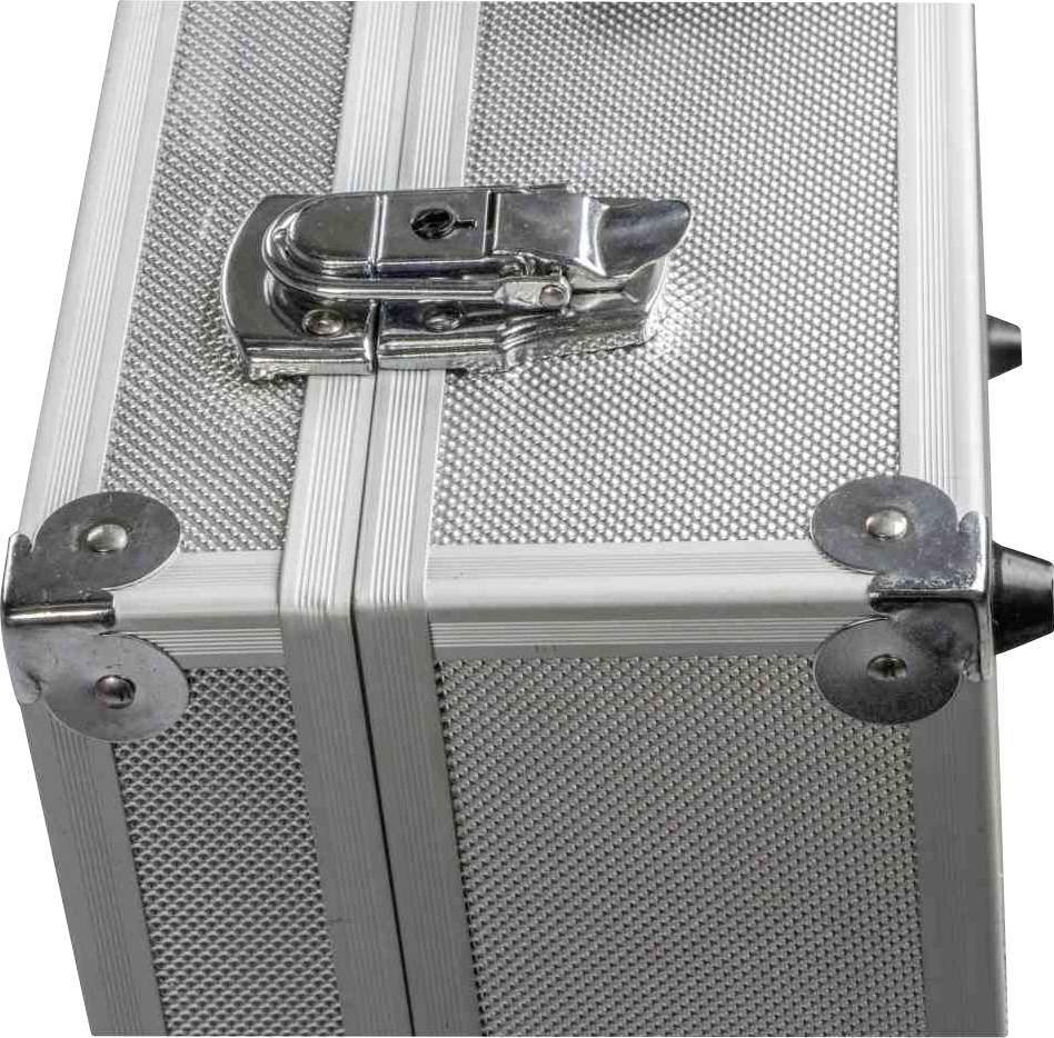 Srebrny aluminiowy kufer z zamkniętym zamkiem metalowym i wzmocnionymi narożnikami, odpowiedni do bezpiecznego transportu lub przechowywania.
