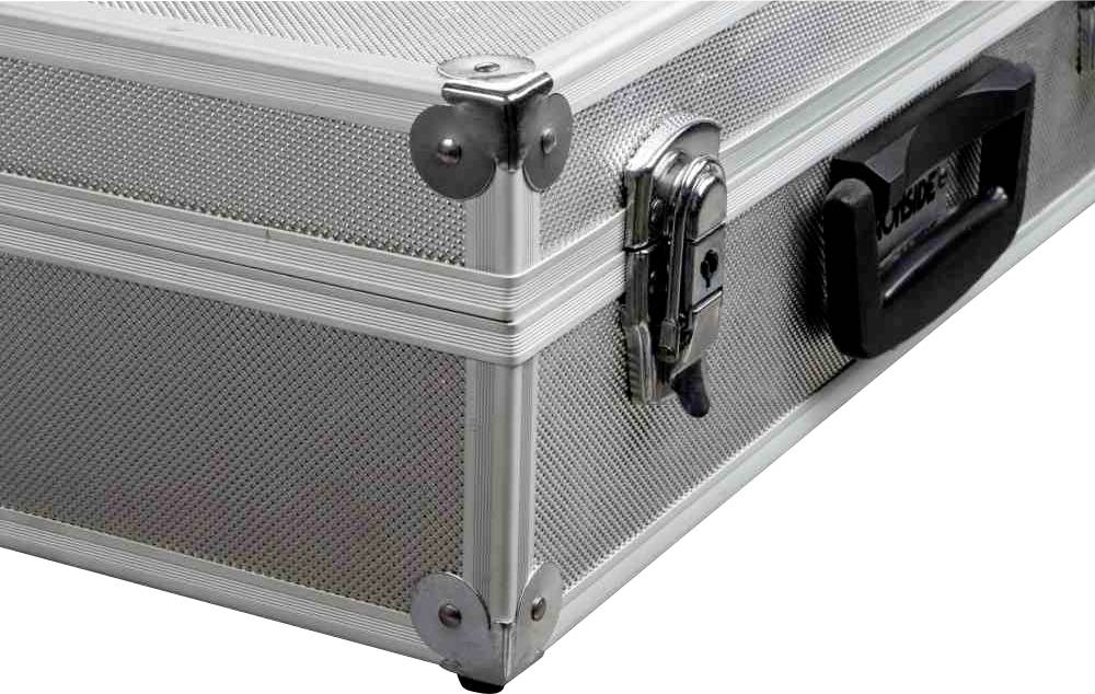 Srebrny, wytrzymały kufer z metalowymi zawiasami i czarną rączką. Idealny do bezpiecznego przewożenia delikatnych przedmiotów.