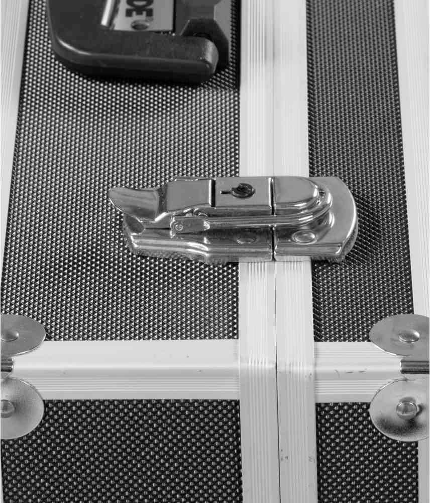 'Czarno-białe zbliżenie metalowego zamka walizki.'