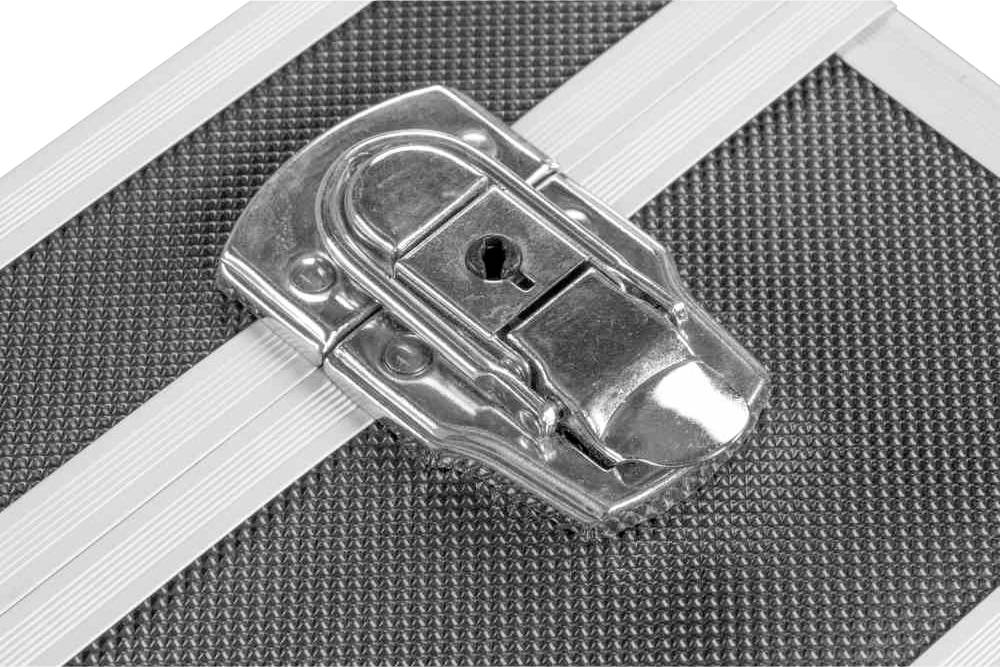 Metalowy zamek o lekko wygiętym kształcie z dziurką na klucz, zamontowany na strukturalnej, szarej walizce lub obudowie.