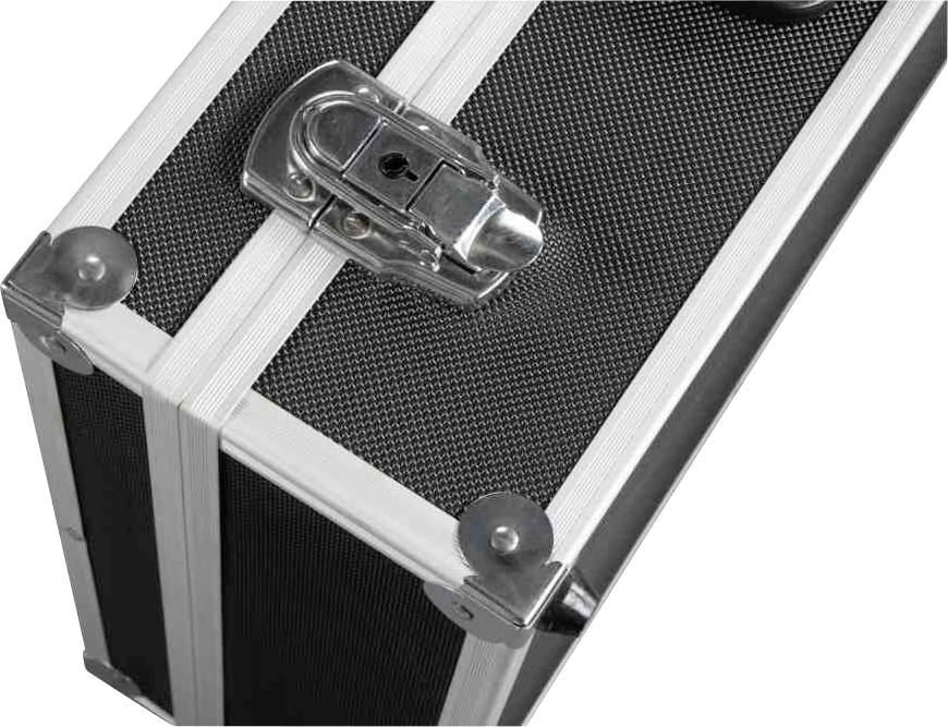 Czarny, teksturowany kufer z metalowymi, srebrnymi narożnikami i mechanizmem zamykającym na górze.