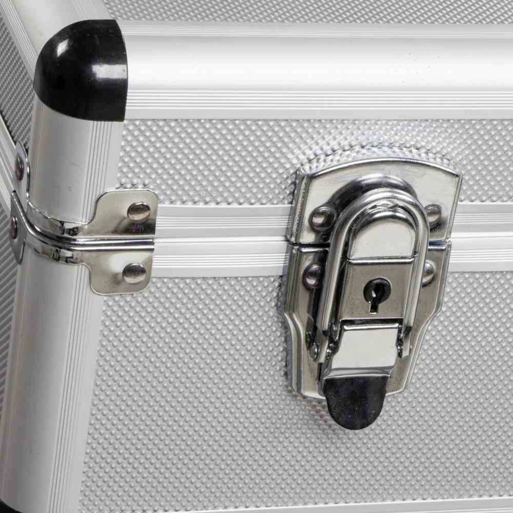 Metalowa walizka z teksturowaną powierzchnią i błyszczącą metalową kłódką, szczególnie wytrzymała i bezpieczna do transportu cennych przedmiotów.