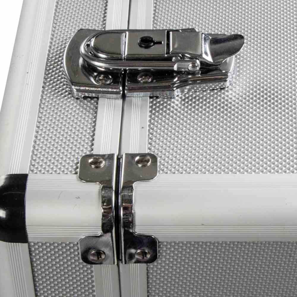 Srebrny kufer z metalowym zamknięciem, zbliżenie na zawias i zatrzaski.