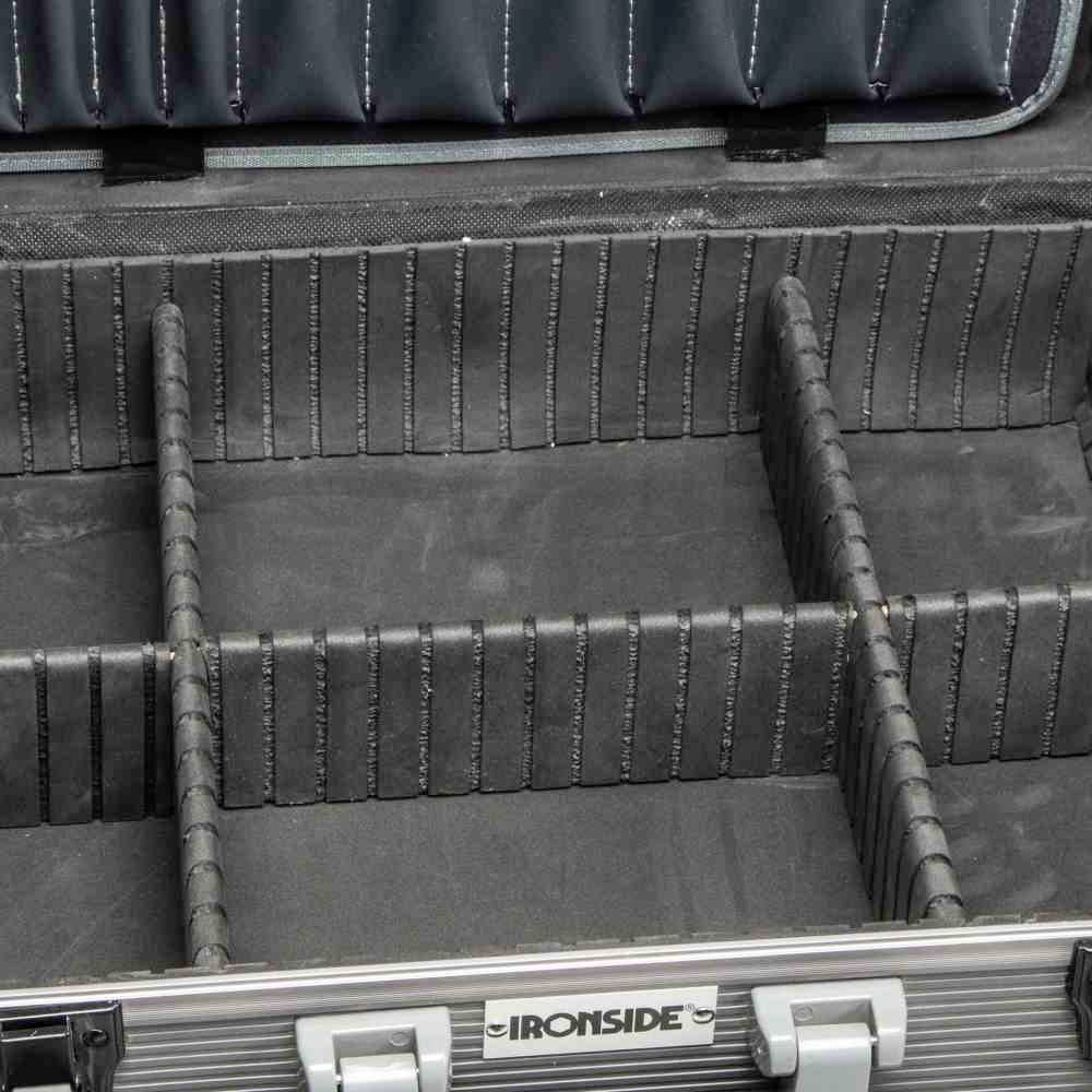 Otwarty, pusty kufer na narzędzia firmy 'Ironside' z wieloma przegródkami. Idealny do zorganizowanego przechowywania narzędzi.
