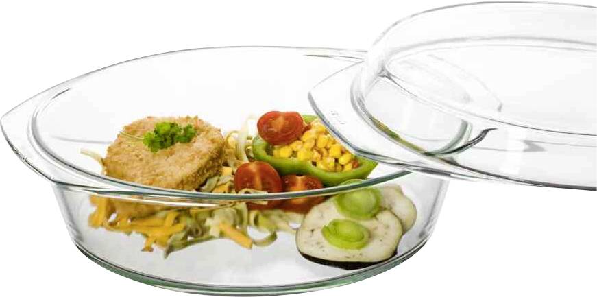 Szklana miska z pokrywką zawiera placek warzywny w panierce, kukurydzę, pomidory, plastry pora i makaron, ułożone jako potrawa.