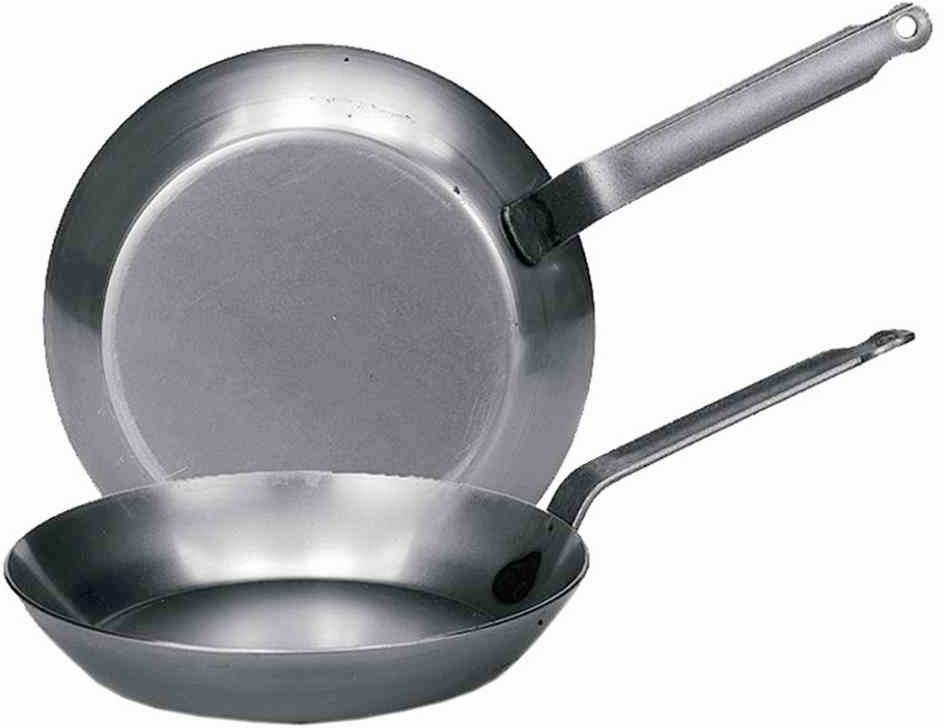 Dwie szare patelnie ze stali nierdzewnej z długimi uchwytami, ułożone jedna na drugiej. Patelnia z przodu pokazuje wnętrze, tylna zaś swój spód.