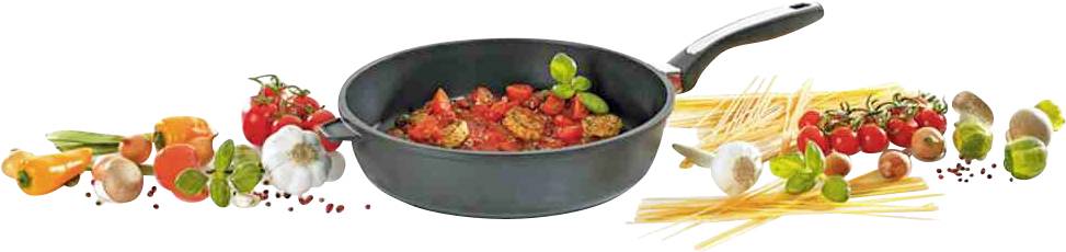 Patelnia z sosem do makaronu, otoczona świeżymi warzywami takimi jak pomidory, papryka i czosnek, a także spaghetti i przyprawami.