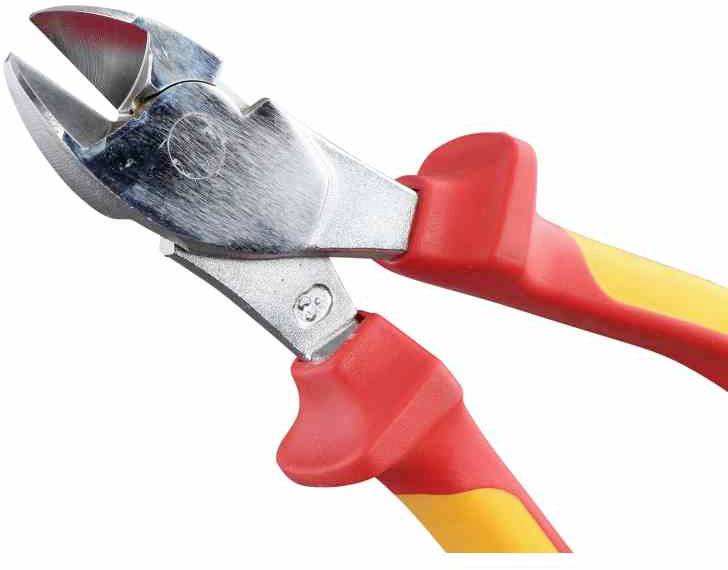 Czerwone i żółte narzędzie do cięcia kabli z srebrnym ostrzem, odpowiednie do przecinania przewodów lub kabli.
