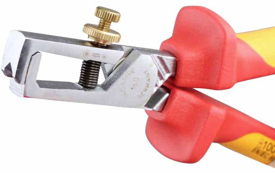 Na ilustracji przedstawiono obcinacz do przewodów z czerwonymi uchwytami i śrubą regulacyjną do ustawiania głębokości cięcia.