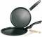 Dwie czarne patelnie obok siebie, jedna zwykła, druga do naleśników z drewnianą szpatułką. Odpowiednie do gotowania.