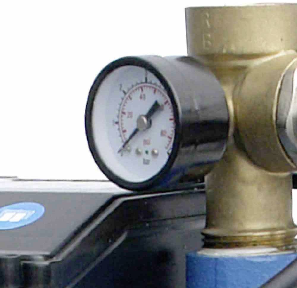 Manometr wskazuje ciśnienie tuż ponad 8 barów. Jest zamontowany na przyrządzie pomiarowym z mosiężnym przyłączem.