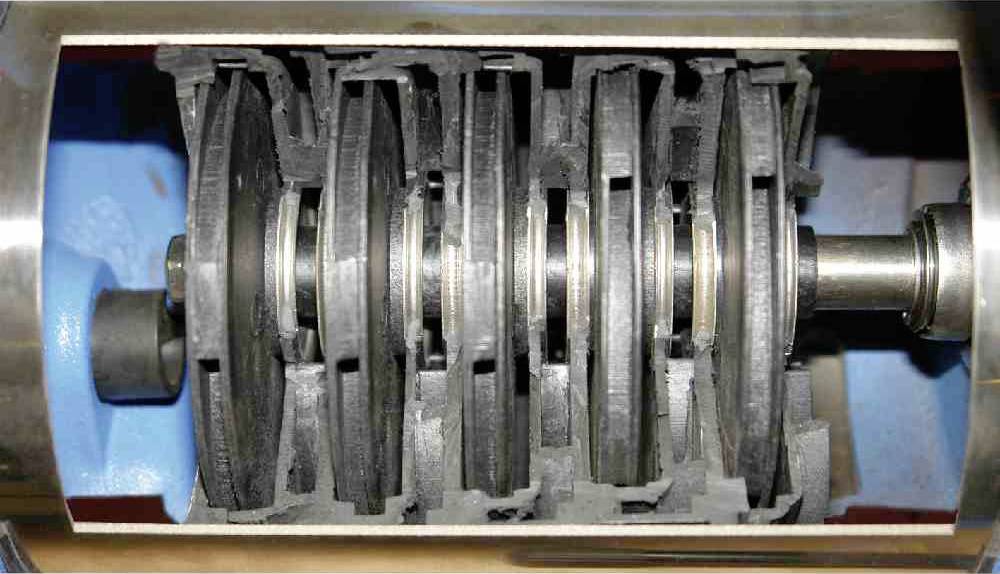 Przekrój wielołopatkowego sprężarki wirowej, rozmieszczonej w cylindrze, ukazujący wewnętrzną strukturę i mechanikę.