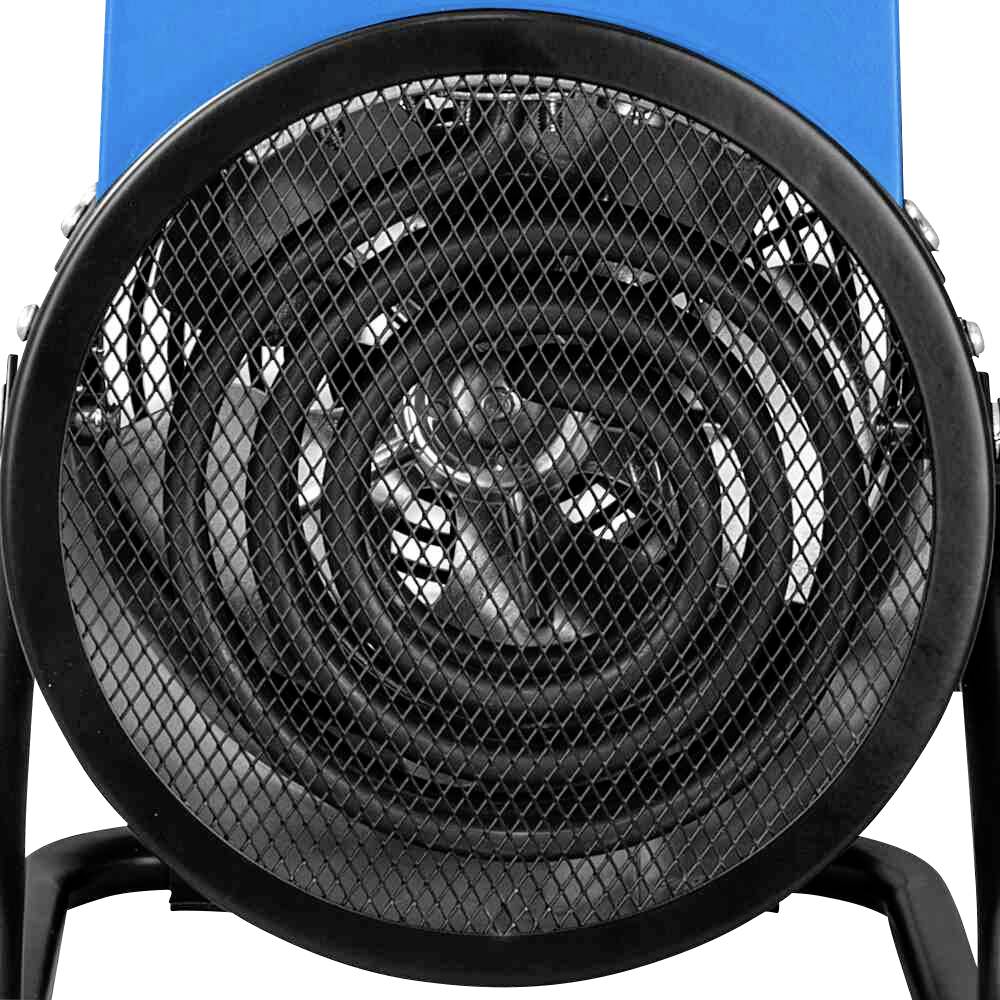 Zbliżenie okrągłego, czarnego wentylatora przemysłowego z osłoną ochronną i niebieską ramą. Wentylator jest wyłączony.