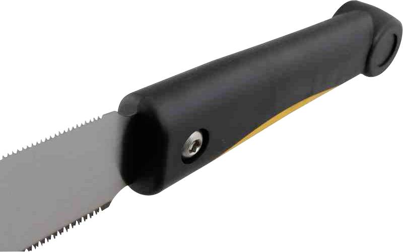 Piła z ząbkowanymi krawędziami i czarnym uchwytem z tworzywa sztucznego, który zapewnia pewny chwyt. Idealna do prac stolarskich.