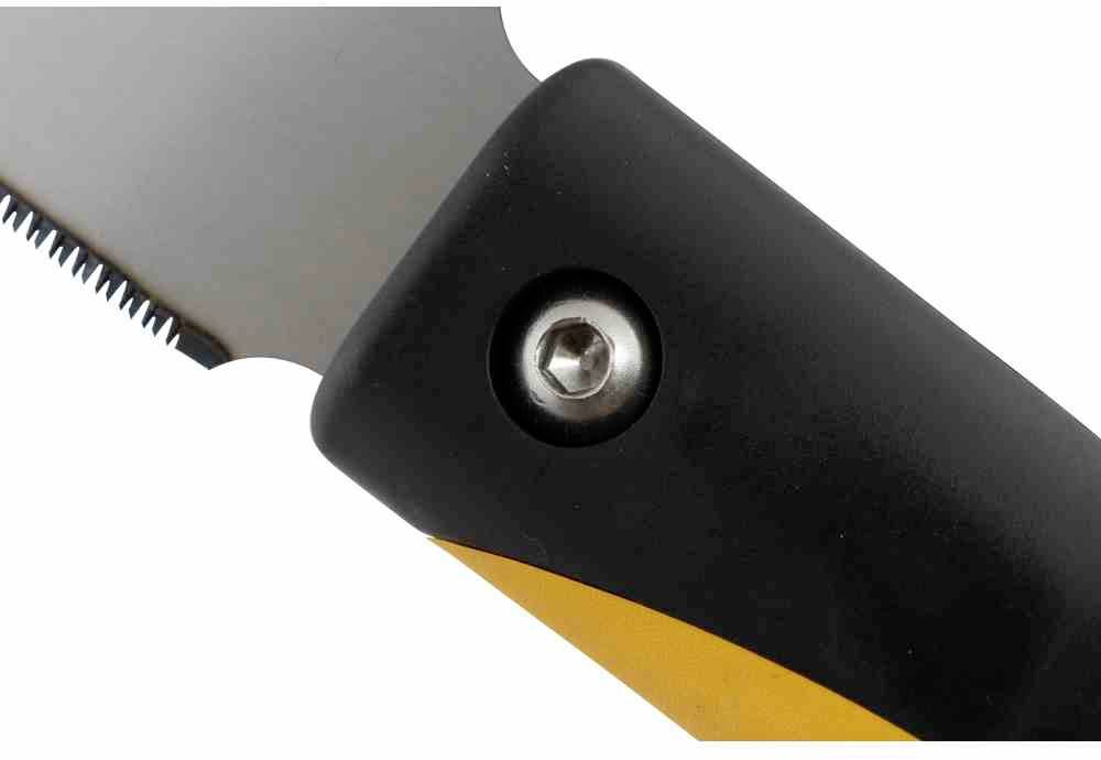 Zbliżenie ergonomicznego uchwytu piły z czarno-żółtą powierzchnią, ukazujące metalową śrubę mocującą.