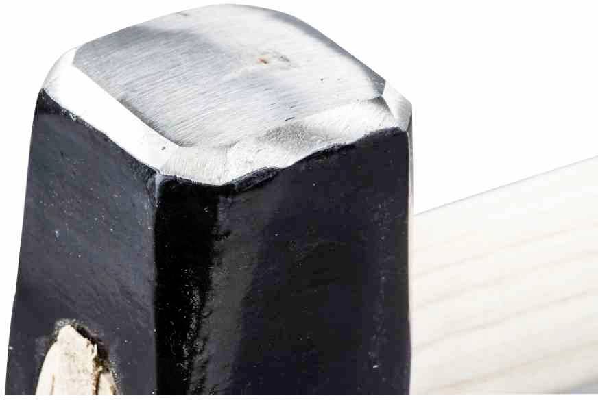 Zbliżenie czarnego młotka z srebrną główką uderzeniową i jasnym drewnianym uchwytem.