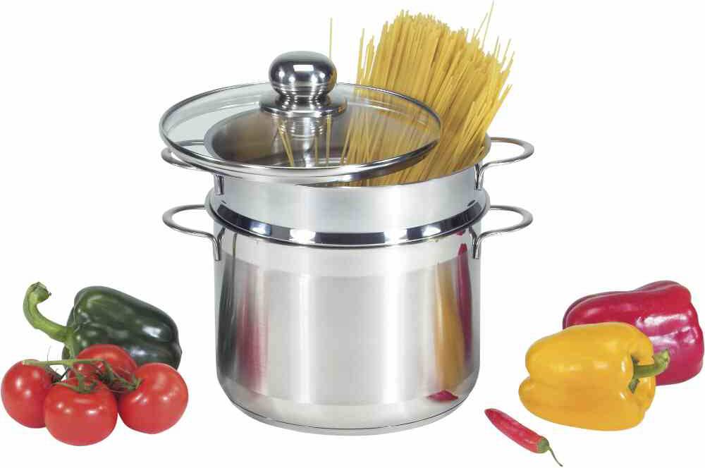 Stalowy garnek z pokrywką, do połowy wypełniony surowymi spaghetti. Obok leżą pomidory, papryczka chili i dwie papryki.