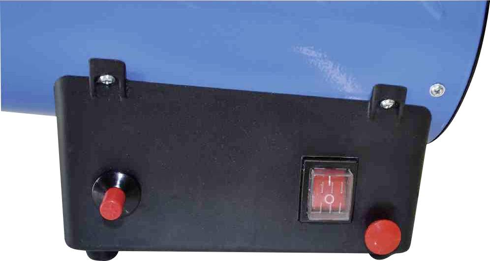 Niebieski termowentylator z czarną podstawą, czerwonym włącznikiem i dwoma czerwonymi pokrętłami.