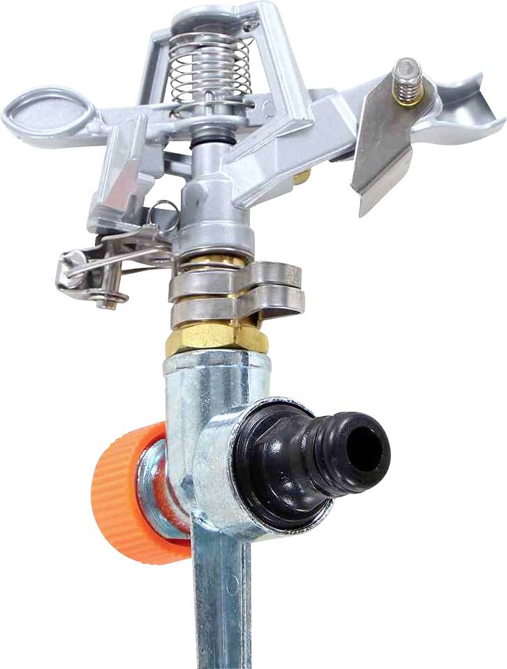 Srebrny zraszacz trawnikowy z regulowaną głowicą, mechanizmem sprężynowym i przyłączem do węża ogrodowego.