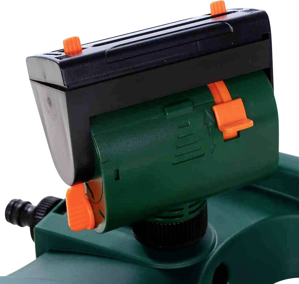 Zbliżenie zielonego narzędzia ogrodniczego z czarnymi i pomarańczowymi elementami. Przydatne do identyfikacji urządzeń nawadniających.