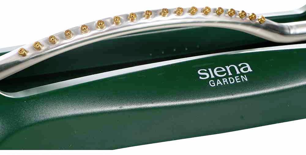 Zielony zraszacz trawnikowy z złotymi dyszami, marka 'Siena Garden'.