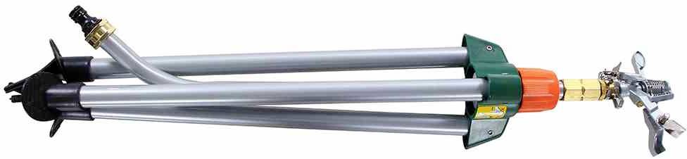 Zraszacz ogrodowy z trzema rozkładanymi metalowymi nogami i obrotową głowicą natryskową. Odpowiedni do nawadniania dużych powierzchni.