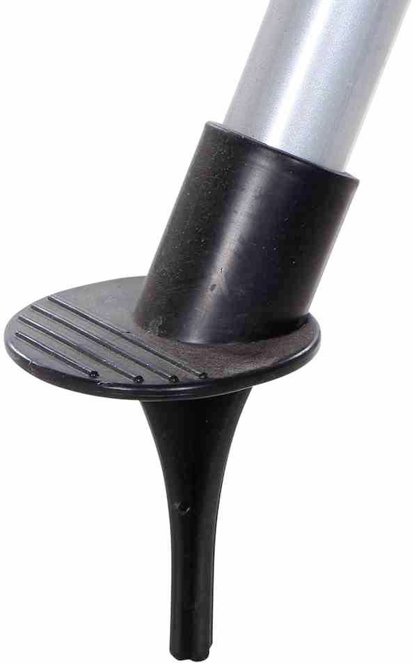 Kij trekkingowy z czarną, okrągłą końcówką i nasadką ochronną, odpowiedni do wędrówek lub spacerów w terenie górzystym lub nierównym.