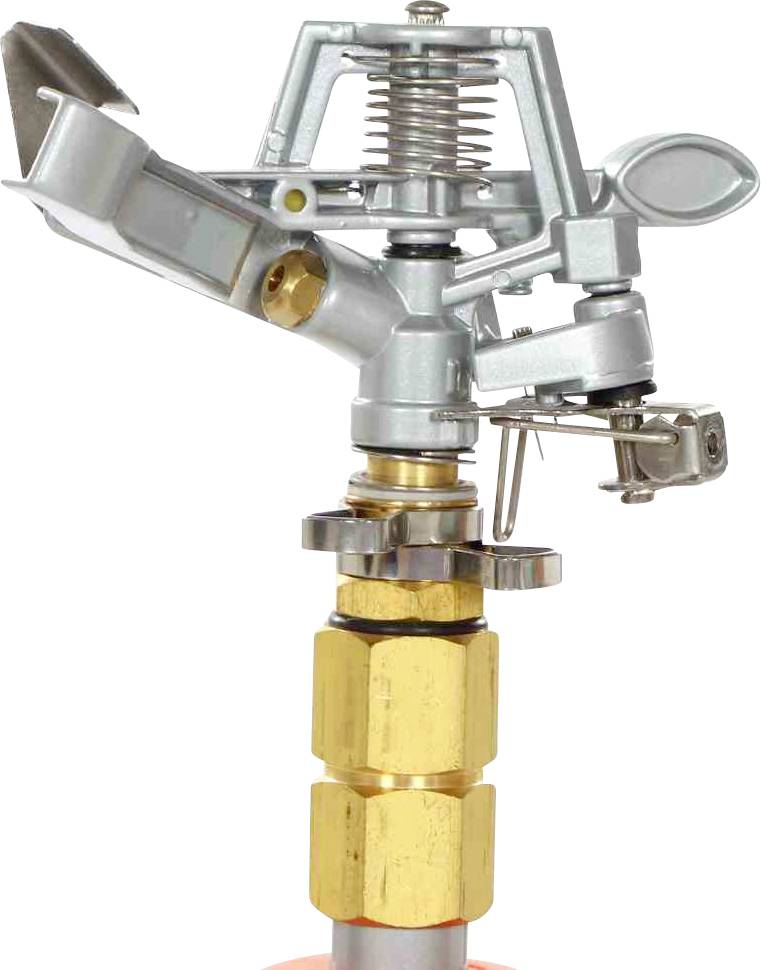 Metalowy zraszacz ogrodowy z obrotowymi dyszami i regulowanymi elementami, zamontowany na mosiężnej rurze.