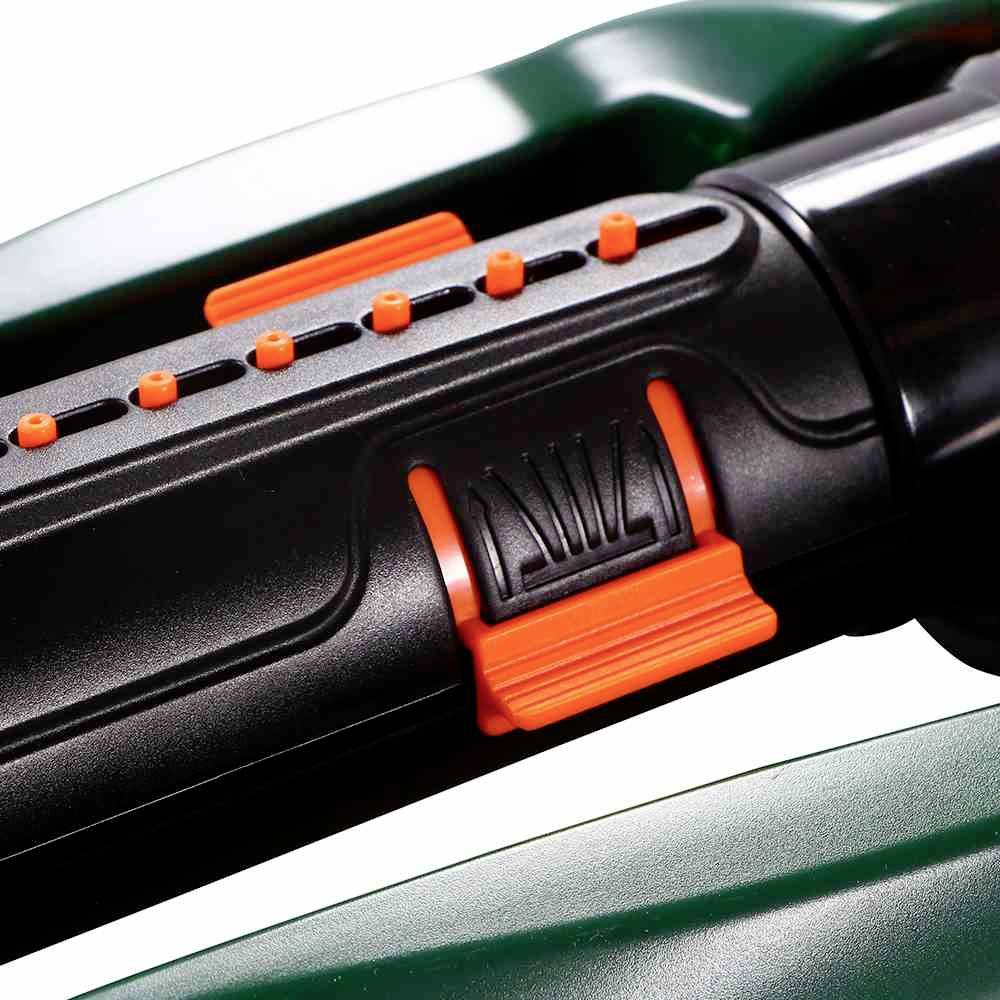 Zbliżenie zielonego i czarnego węża ogrodowego z pomarańczowymi regulowanymi dyszami. Nacisk na funkcjonalność i projekt dysz.