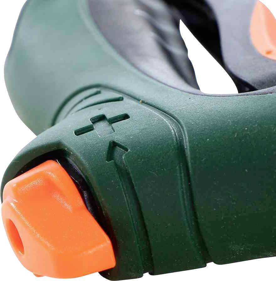 Zielony i pomarańczowy złącz do węża ogrodowego z oznaczeniami plus i minus do regulacji przepływu wody.