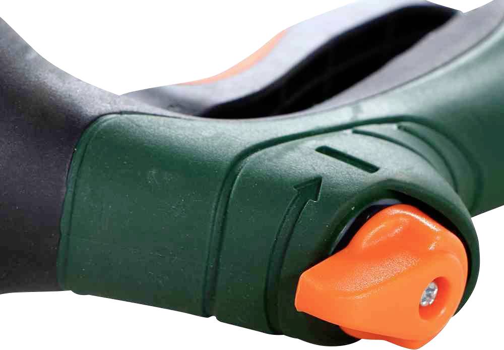 Zbliżenie zielonego zaworu z pomarańczową dźwignią, służącego do regulacji przepływu wody w wężach ogrodowych.