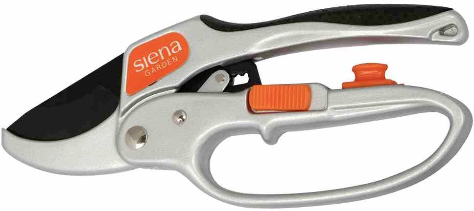 Srebrne nożyce ogrodowe z czarnym ostrzem i pomarańczowymi akcentami, oznaczone logo 'siena garden'. Idealne do precyzyjnego przycinania roślin.