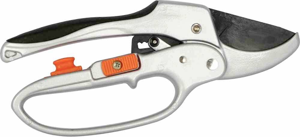 Srebrne nożyce ogrodowe z czarnym ostrzem i pomarańczowym przyciskiem blokady. Idealne do przycinania łodyg i gałęzi roślin.