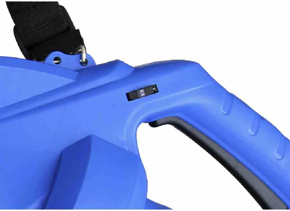 Zbliżenie niebieskiego plastikowego uchwytu z czarnym przełącznikiem suwakowym.